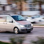 De Mercedes-Benz Vito is een echte robuuste bedrijfswagen. Lease hem via Hellocars.