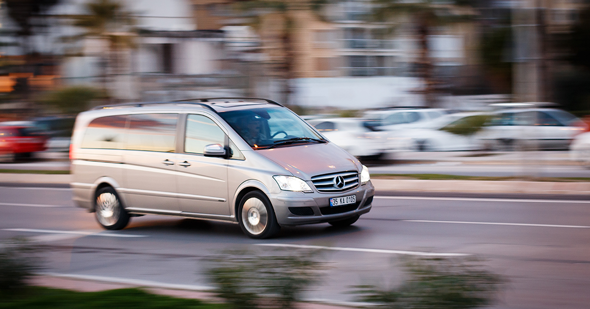 De Mercedes-Benz Vito is een echte robuuste bedrijfswagen. Lease hem via Hellocars.